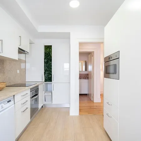 Apartment Warm And Cozy Parquet Flooring In Almada
